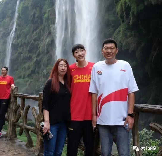 溪水中的女人